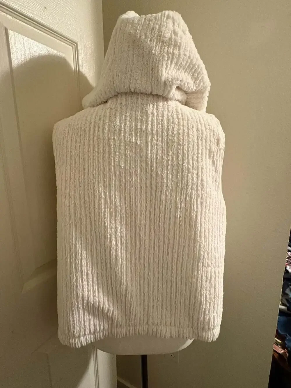 BKE Women's Cream Faux Fur Hooded Vest